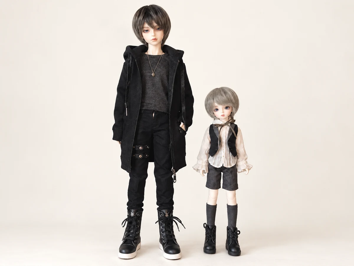 Illustration of two dressed dolls of different heights; no measured scale is implied